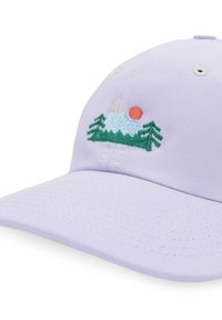 Jasnofioletowa czapka z zakrzywionym daszkiem, z haftowanym motywem góry i słońca w kolorze zielonym, niebieskim i pomarańczowym. Wykonana z bawełny, o klasycznym designie.