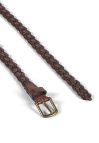Cintura in pelle intrecciata marrone con fibbia in ottone, caratterizzata da una superficie liscia e un'estremità affusolata. Include una striscia in pelle per la chiusura.