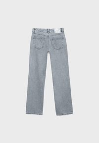 Jean droit bleu clair vu de dos avec deux poches arrière et un patch blanc sur la ceinture.