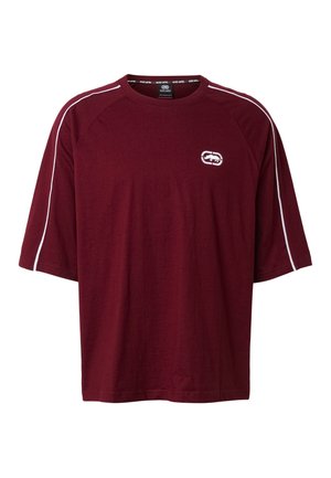 Tumepunane lühikeste varrukatega T-särk valgete triipudega õlgadel ja varrukatel, millel vasaku rinna kohal väike valge logo.