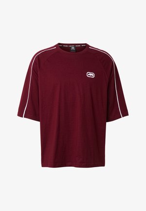 Bordó rövid ujjú póló fehér csíkozással a vállakon és az ujjakon, kis fehér logóval a bal mellrészen.