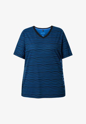 Kortærmet blå T-shirt med tynde, vandrette sorte striber og sort kantet V-hals på en hvid baggrund.