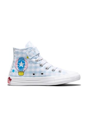 Baskets montantes Converse avec motif vichy bleu clair, logo de montgolfière, étoiles, et détail Hello Kitty sur une semelle blanche.