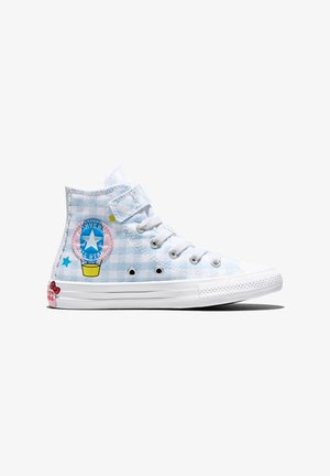 Sneaker Converse alta con motivo vichy azzurro chiaro, logo a mongolfiera, stelle e dettaglio Hello Kitty sulla suola bianca.