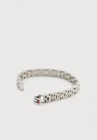 Zilverkleurige metalen armband met een geometrisch schakeldesign en een rechthoekige sluiting met een rode, witte en blauwe logo-accent.