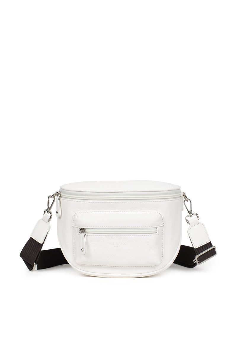 Borsa a tracolla in pelle bianca con forma arrotondata, zip superiore e tasca frontale. Caratterizzata da hardware argentato e una tracolla nera a contrasto.