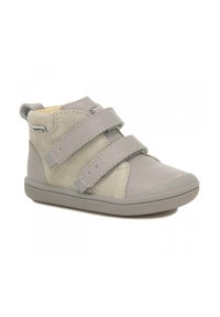 Stivale grigio alla caviglia in pelle e camoscio con due cinturini in velcro, punta rotonda, suola in gomma texturizzata e fodera morbida.