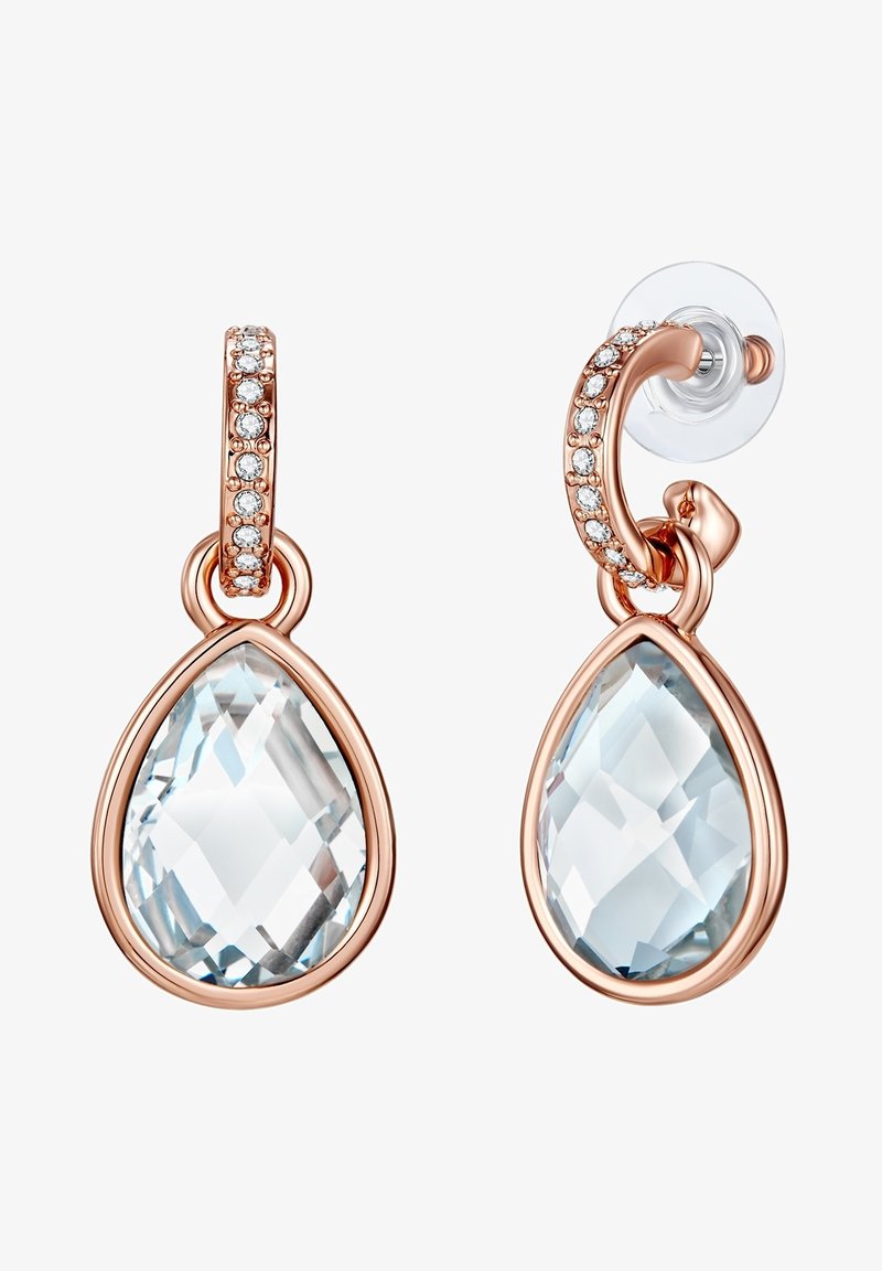 Rožinio aukso auskarai turi ašaros formos šviesiai mėlyną brangakmenį su facetuotu paviršiumi, kuriuos papildo aiškių akmenukų eilutė ant žiedo.