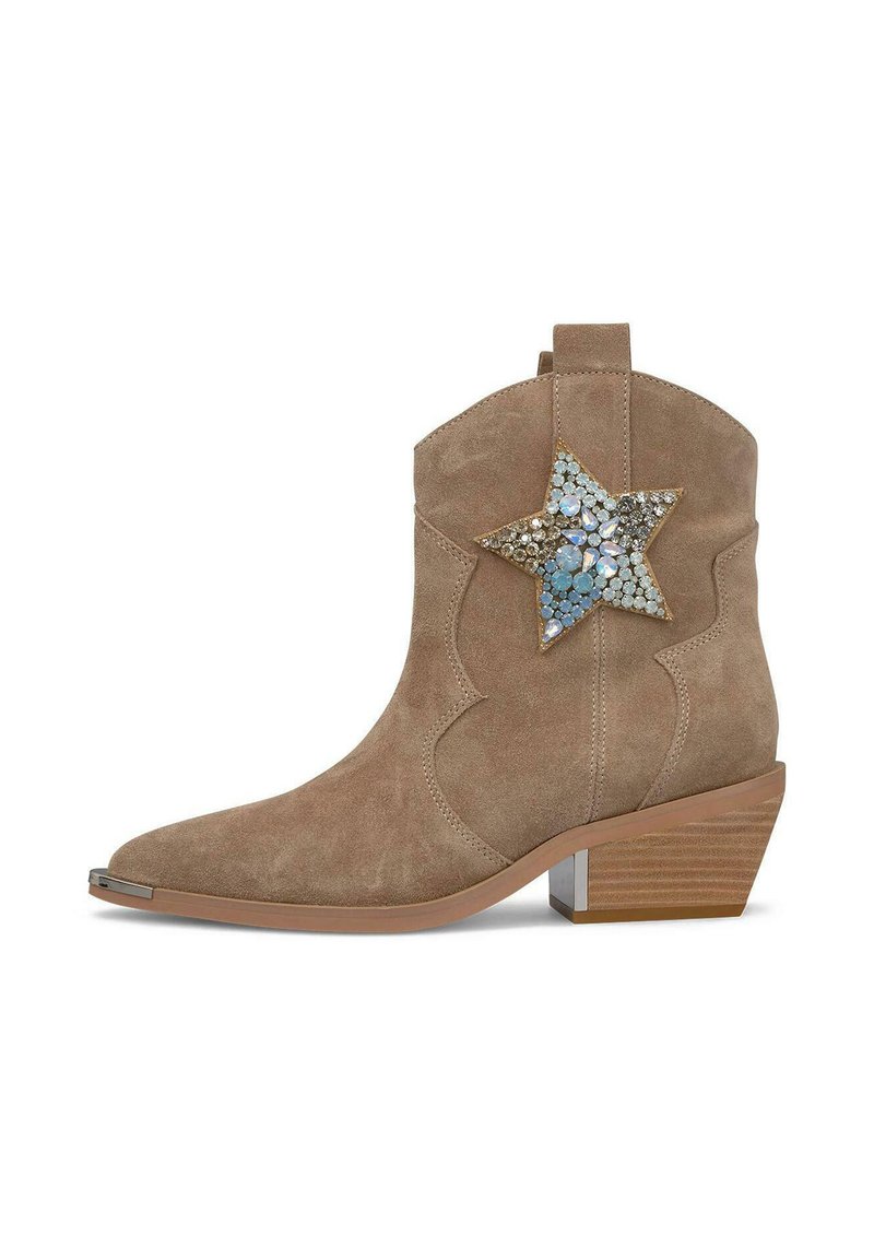 Stivale da cowboy in suede color camel con punta appuntita, cuciture laterali e un grande accento decorativo a forma di stella con decorazioni blu e trasparenti.