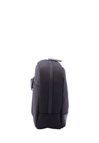 Zwarte, textuurvolle rechthoekige tas met een ritssluiting, een zijvak en een stevige bodem. Gemaakt van duurzaam materiaal voor lichtgewicht gebruik.