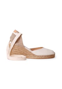 Chaussure à talon compensé en espadrille beige avec une tige en toile, semelle en jute tissée et des sangles en tissu croisées. Texture lisse avec une finition mate.