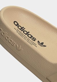 adidas Originals ADIFOM ADILETTE UNISEX - Sandales de bain - magic beige magic beige core black