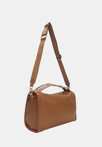 Bolso de mano de piel marrón con una textura suave, forma rectangular, correa de hombro desmontable y asas superiores. Presenta un cierre con cremallera.