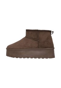Botas de tobillo de ante marrón con una suela de plataforma gruesa, que presentan un acabado texturizado y una lengüeta en la parte posterior para facilitar su uso.