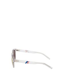 Occhiali da sole trasparenti con una forma rettangolare slanciata, lenti color marrone e strisce di accento rosse e blu sulle stecche.