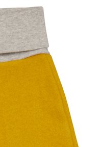 Gelbes Filzgewebe mit einem grauen gefalteten Bund. Die Textur wirkt weich und glatt und zeigt ein einfaches, klares Design.