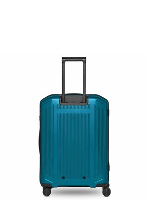 Valigia rigida blu con manico telescopico nero esteso e quattro ruote girevoli nere su sfondo bianco.