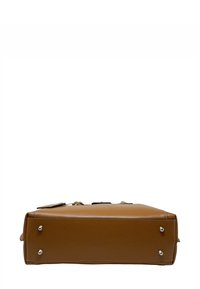 Brązowa skórzana torba o płaskim, prostokątnym kształcie. Posiada srebrne okucia na spodzie oraz przeszycia wzdłuż krawędzi.