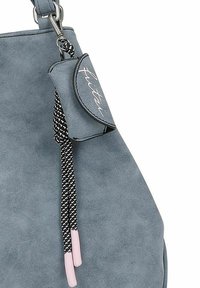 Borsa in finta suede grigia con una tracolla intrecciata in bianco e nero e estremità rosa. Presenta una piccola tasca attaccata con il nome "Flitzi" in bianco.