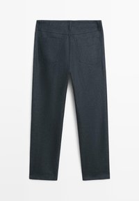 Donkerblauwe rechte broek van achteren gezien met twee achterzakken en riemlussen.