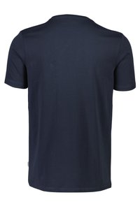 Marineblauw T-shirt met korte mouwen, gemaakt van zachte katoen, heeft een ronde hals en een rechte zoom. Minimale stikseldetails op de mouwen.
