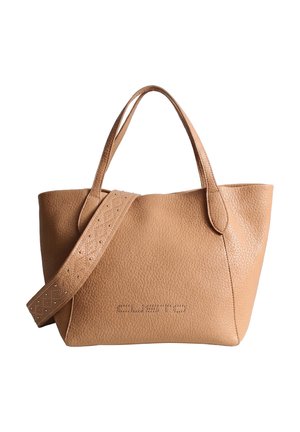 Borsa in pelle color tabacco con trama, due manici e tracolla removibile decorata con motivo in rilievo, nome del marchio al centro davanti.