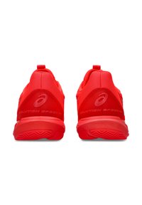 Chaussures de sport rouges avec un upper en tissu texturé, une languette au talon et une semelle en caoutchouc. Marque "SOLUTION SPEED FF" au talon.