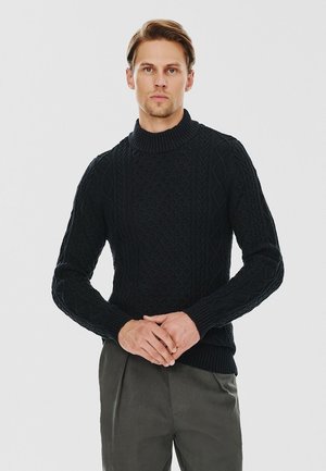 Ciemnoniebieski sweter dzianinowy z prążkowanym wykończeniem przy szyi, zdobiony skomplikowanymi wzorami w warkocze oraz fakturowanymi rękawami. Dopasowany krój z długimi rękawami.