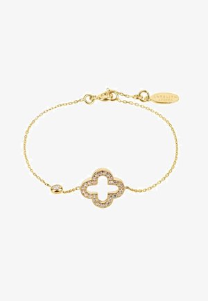 Feines goldfarbenes Gliederarmband mit einem kleeblattförmigen Anhänger, der mit kleinen klaren Schmucksteinen umrandet ist, und einem goldfarbenen Verschluss mit einem kleinen Anhänger.