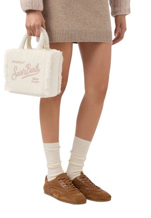 Hvid fleece håndtaske med pink broderi, båret med en beige strikket kjole og brune ruskinds sneakers, lagdelt med cremede ribbede sokker.