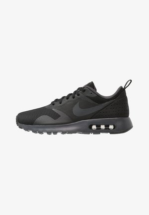Zapatilla negra Nike Air Max con suela de aire visible, diseño con cordones y tirador en el talón, vista lateral.