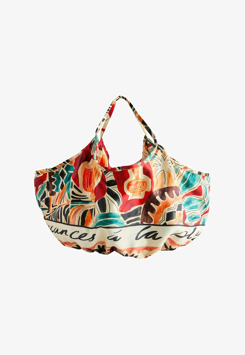 Veľká textilná taška na plece s viacfarebnými abstraktnými vzormi v červenej, oranžovej, tyrkysovej a čiernej farbe, s krátkymi rúčkami a kurzívnym textom blízko spodnej časti.