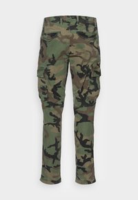 Męskie spodnie cargo w kamuflażu z wieloma kieszeniami na klapki, szlufkami na pasek i prostym krojem pokazane z tyłu na białym tle.