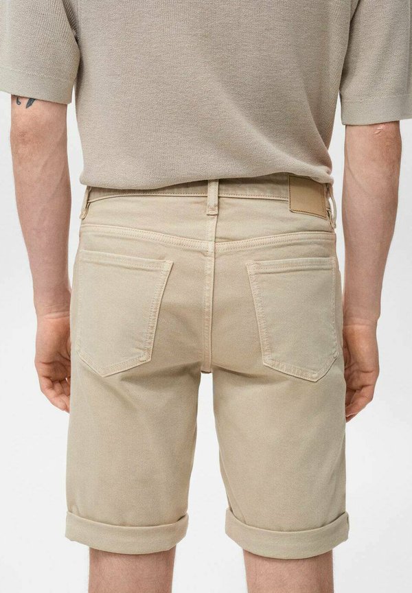 SLIM-FIT BERMUDA  - Denim shorts - sand3