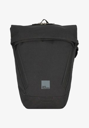 Zaino in tessuto nero con apertura superiore con cerniera, tasche laterali e una toppa con logo. Caratterizzato da un design strutturato e una superficie testurizzata.