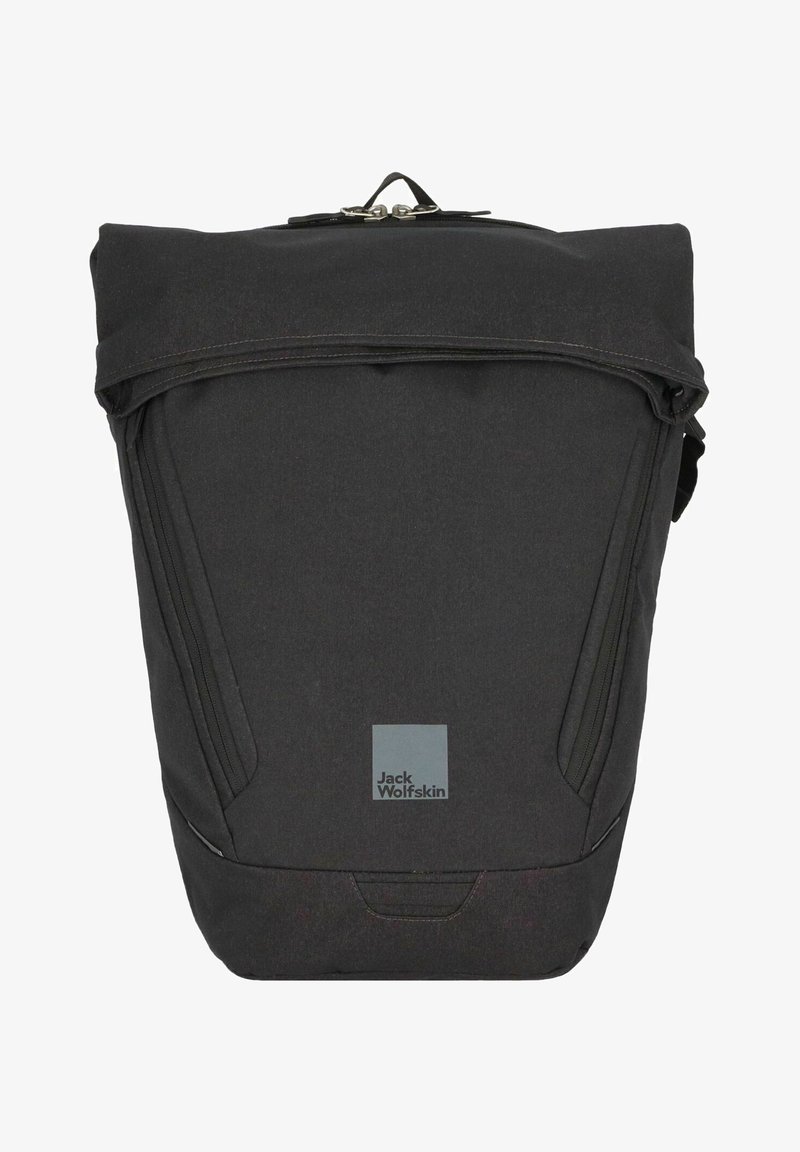 Mochila de tela negra con cierre superior, bolsillos laterales y un parche de logo. Presenta un diseño estructurado y una superficie texturizada.