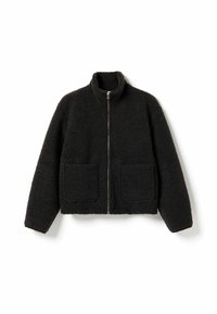Giacca in pile nera con colletto alto, zip frontale e due grandi tasche a toppa. Tessuto testurizzato e caldo; vestibilità comoda e design cropped.