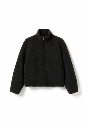 Juodas fliso džemperis su aukštu apykakle, priekiniais užtrauktukais ir dviem didelėmis kišenėmis. Tekstūruota, šilta medžiaga; laisvas siluetas ir trumpas dizainas.