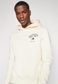 Tommy Hilfiger ARCHED VARSITY HOODY - Sportinis megztinis - calico