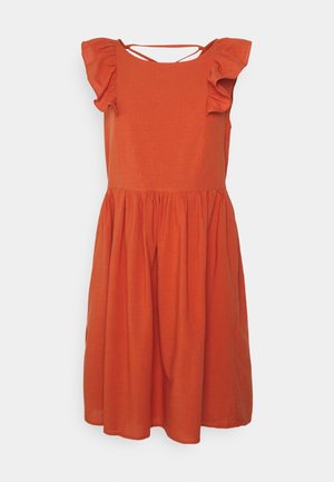 Pomarańczowa sukienka na ramiączkach bez rękawów, z falbanami na ramionach, talią zebrana oraz cienkim paskiem łączącym ramiona z tyłu.