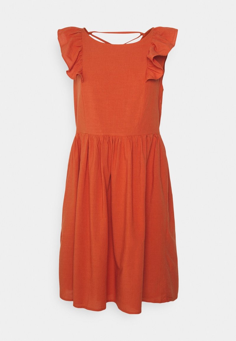 Robe orange sans manches avec des détails à volants sur les épaules, une taille froncée et une fine bretelle reliant les épaules à l'arrière.