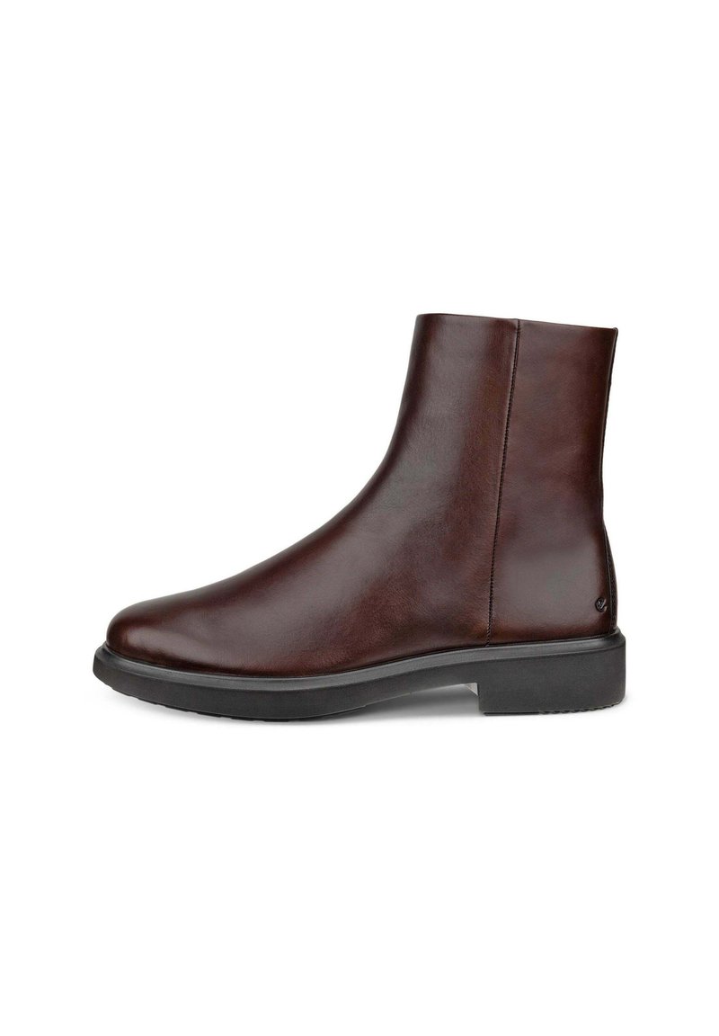 Stivaletto in pelle marrone con finitura liscia, punta tonda e cuciture minime. Presenta una suola piatta in gomma e una silhouette elegante.