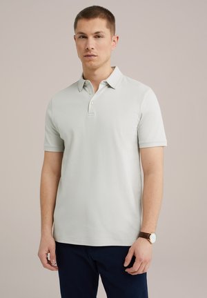 Hellgraues Poloshirt, kurze Ärmel, klassischer Kragen, Zwei-Knopf-Leiste, getragen mit navyfarbenen Hosen. Glattes Material, minimalistisches Design.