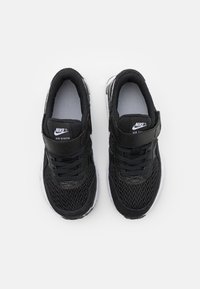 Mustat Nike-juoksukengät, joissa on verkkokangasyläosa, tukevat nauhat, pehmustettu nilkkaosa ja harmaa sisäpohja. Pohja on valkoinen, ja siinä on kuvioitu pinta.