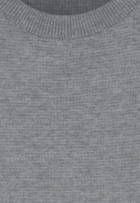 Tessuto di maglione grigio a maglia con un collo a girocollo a coste, dal texture morbida e dall'aspetto uniforme e liscio in tutto il tessuto.