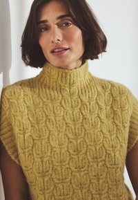 Geel kabelgebreid trui met een hoge hals, gemaakt van een zachte, gestructureerde stof; heeft korte mouwen en een losse pasvorm.