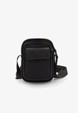 Borsa a tracolla nera con patta in pelle testurizzata, forma rettangolare, tracolla regolabile, chiusura con zip e finitura in tessuto liscio.