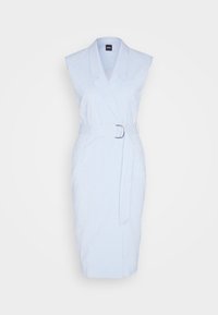 Robe sans manches à fines rayures bleu clair et blanc, longueur genoux, avec col à revers et ceinture assortie avec boucle argentée à la taille.