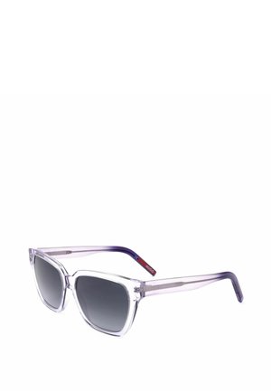 Occhiali da sole trasparenti con montatura quadrata viola, lenti a gradiente scuro e dettaglio rosso sull’asta con la scritta "HUGO" su sfondo bianco.