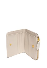 Portafoglio in faux leather beige con hardware dorato, sei slot per carte, un bottone a pressione e un compartimento con zip. Texture liscia, design strutturato.